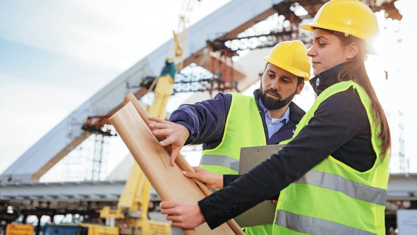 مهندس عمران در حال نظارت بر اجرای پروژه و بررسی جزئیات فنی
