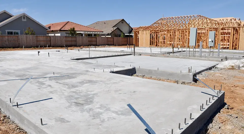 فونداسیون گسترده در یک پروژه تجاری با لایه بتن مسلح و شبکه آرماتور