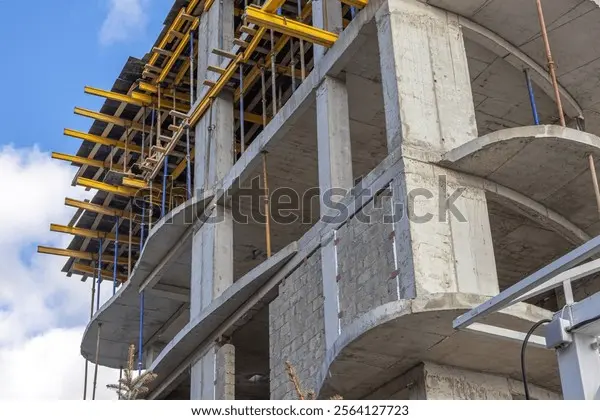 نمونهای از ساختمان چند طبقه با سیستم قاب خمشی که در آن تیرها و ستونها به صورت یکپارچه طراحی شدهاند