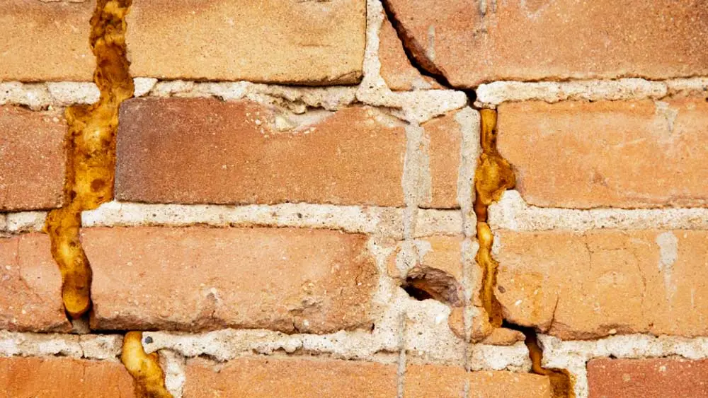 شکاف در بنای ساختمان به دلیل تغییرات خاکی